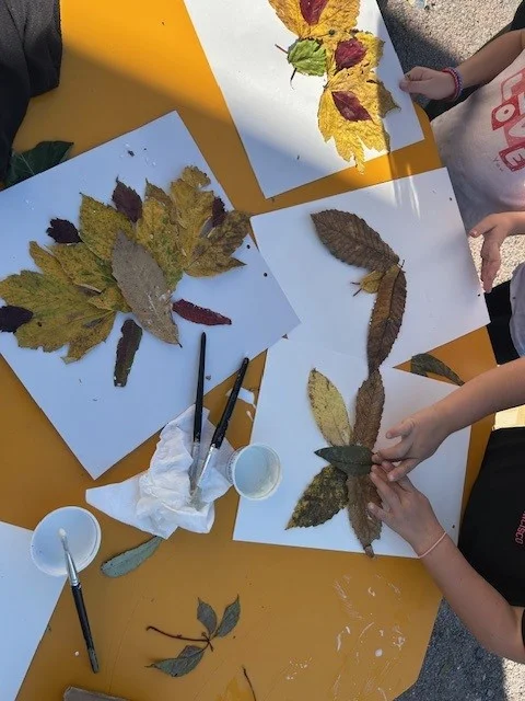 Art en extérieur : collage feuilles mortes “animaux”