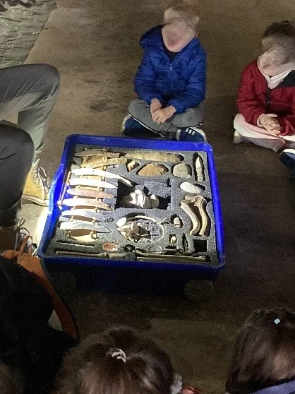 En avant pour le voyage dans la Préhistoire aux grottes d’Azé !