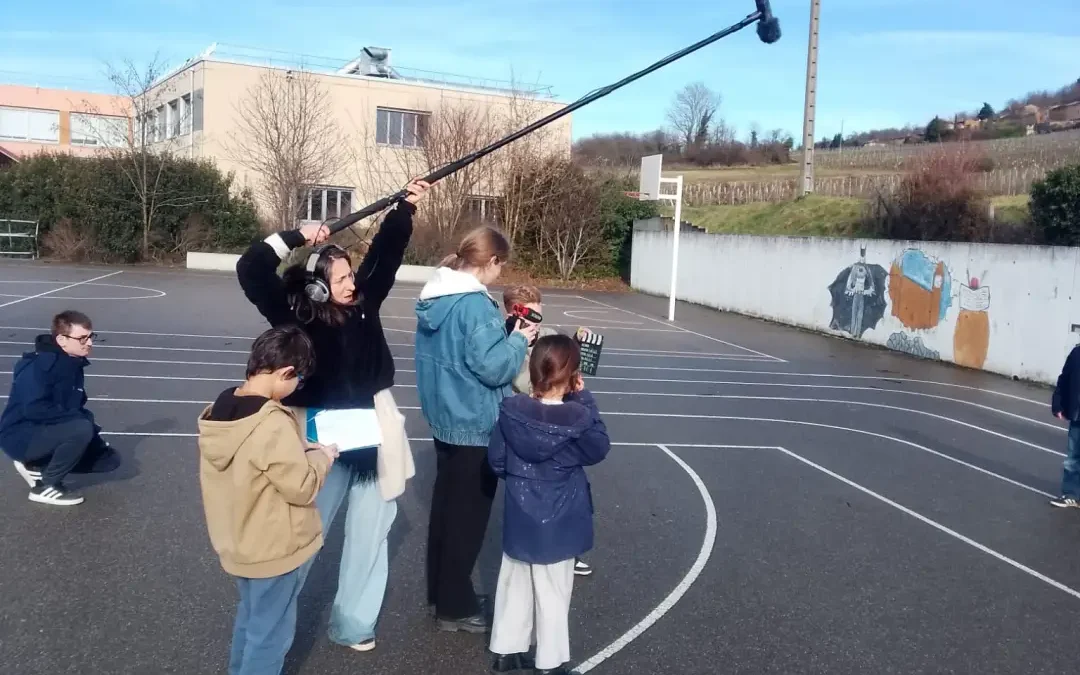 Un court métrage contre le harcèlement : les élèves de CE1-CE2 passent derrière et devant la caméra